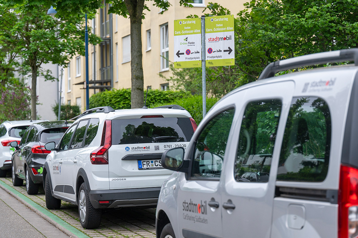 Car-Sharing-Autos parken am Straßenrand